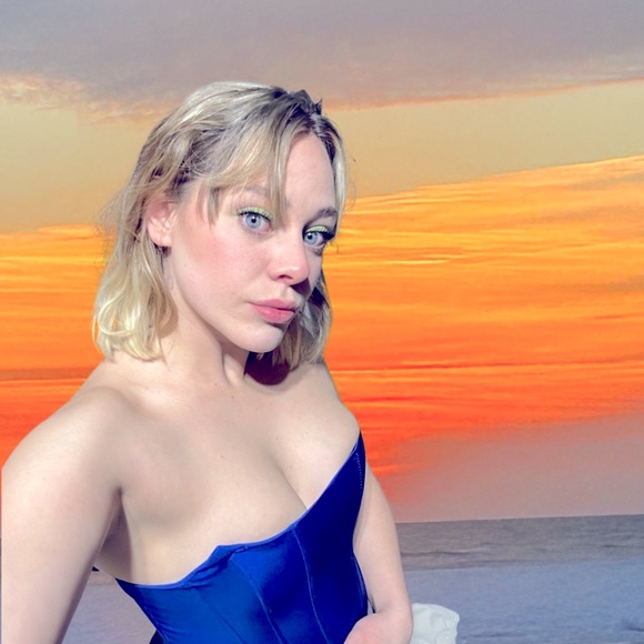 Meet your Posher, Aly - Picture 2 of 2